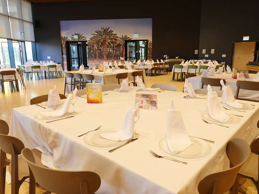 שולחן ערוך עם מפה לבנה 