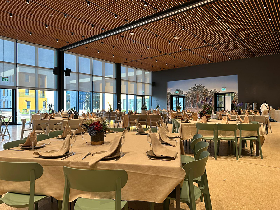 שולחנות בחדר אוכל 