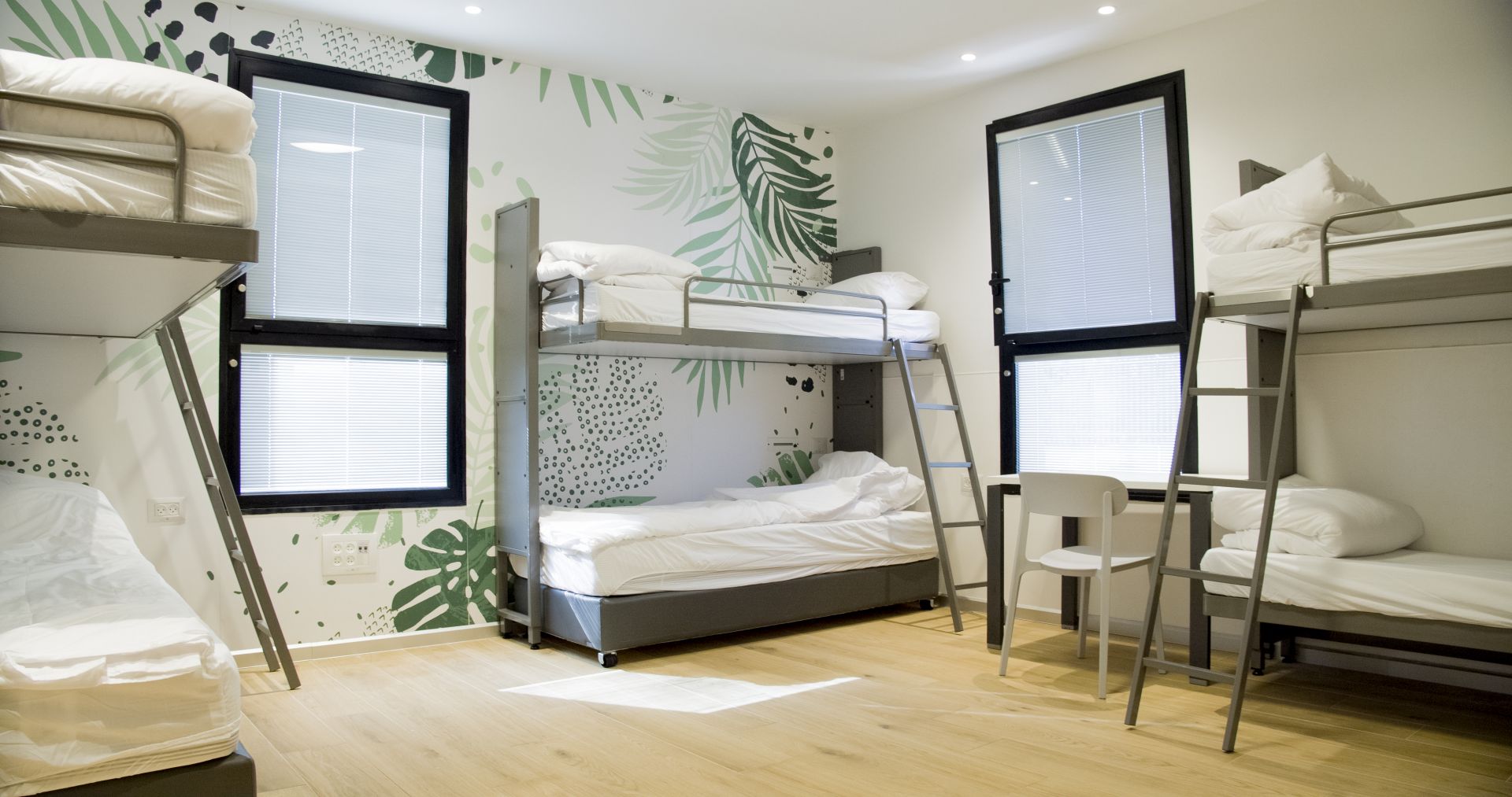 חדר שינה עם שש מיטות 