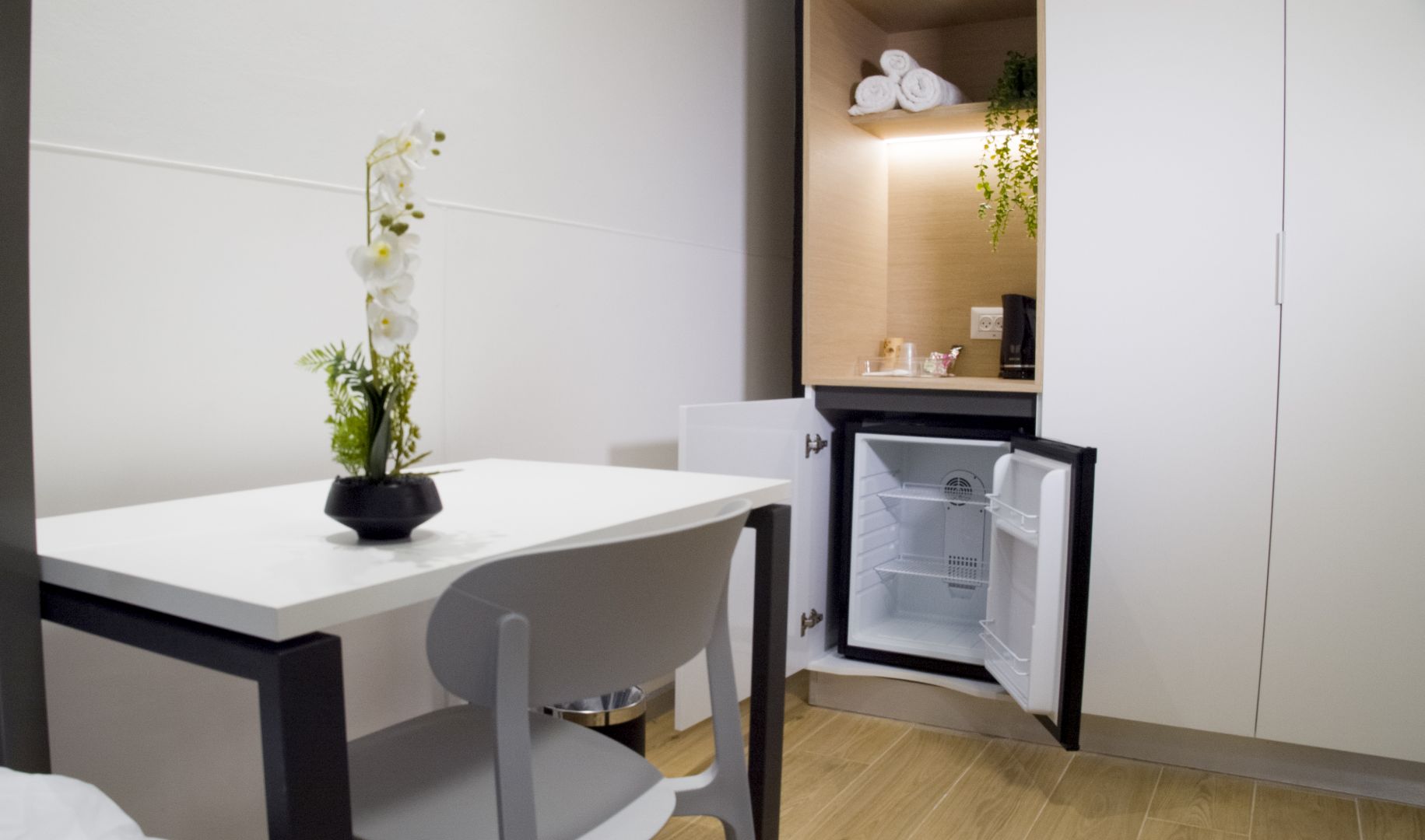 שולחן וכיסא בחדר שינה 